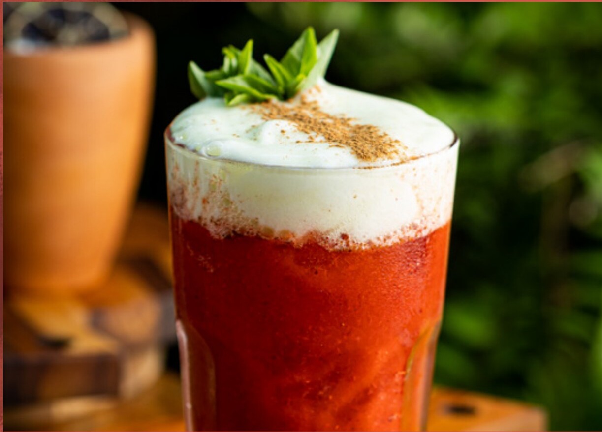 Drink autoral do Jângal servido em copo baixo com ervas frescas colhidas no jardim do bar